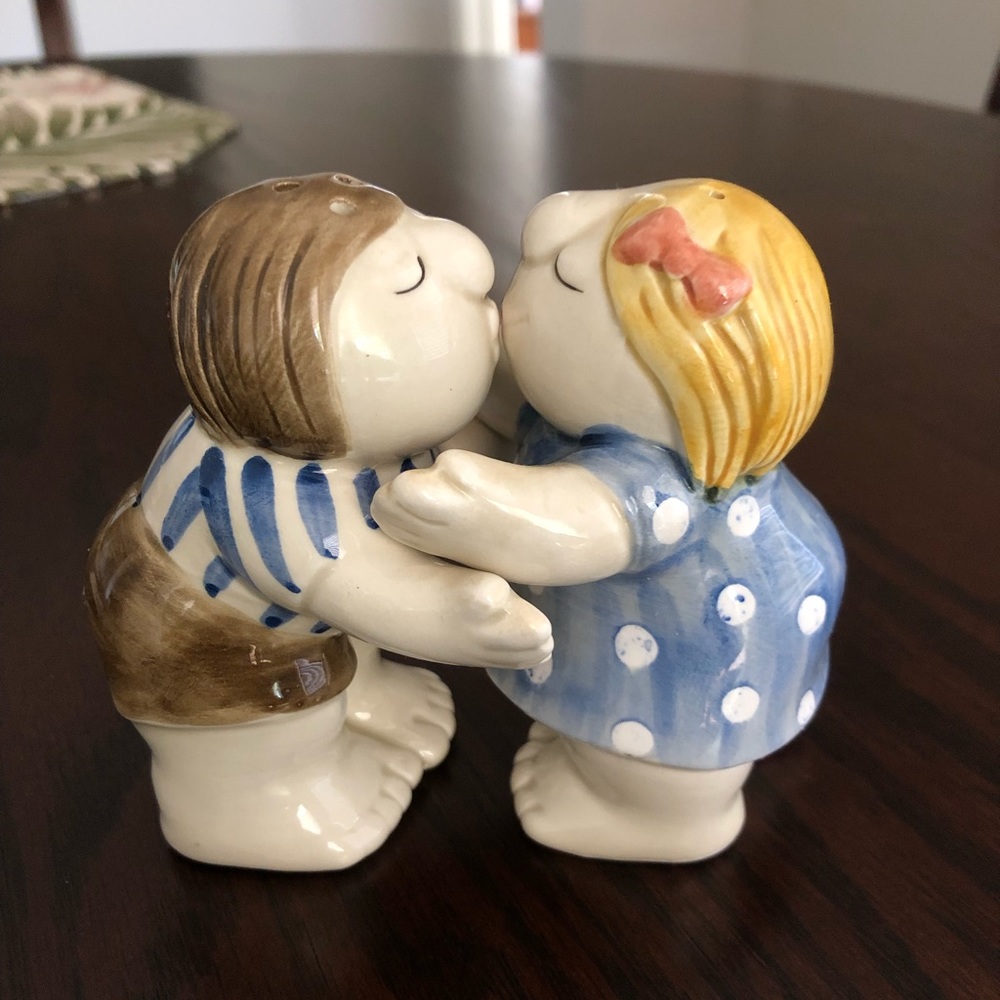 Vintage FF The Hug & Kiss Salt & Pepper Shakers
